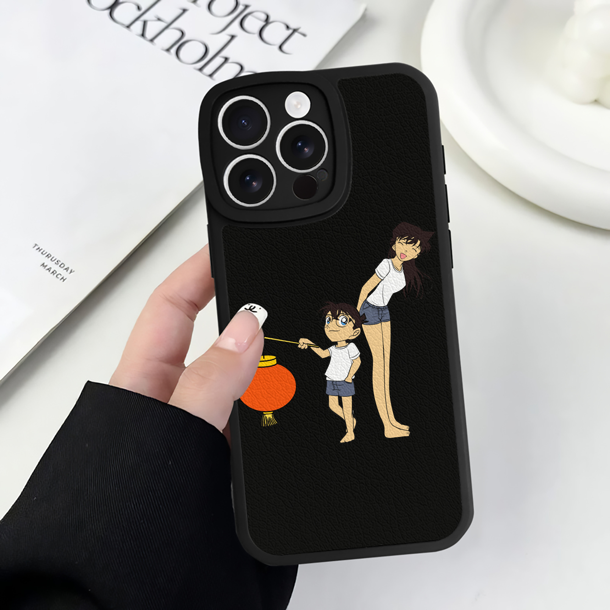 （画像用） 名探偵コナン 毛利 蘭 もうり らん、モーリ ラン Detective Conan Rachel Moore 【iPhone 16シリーズ対応】シリコンスマホケース（レザー調） 材質：シリコン